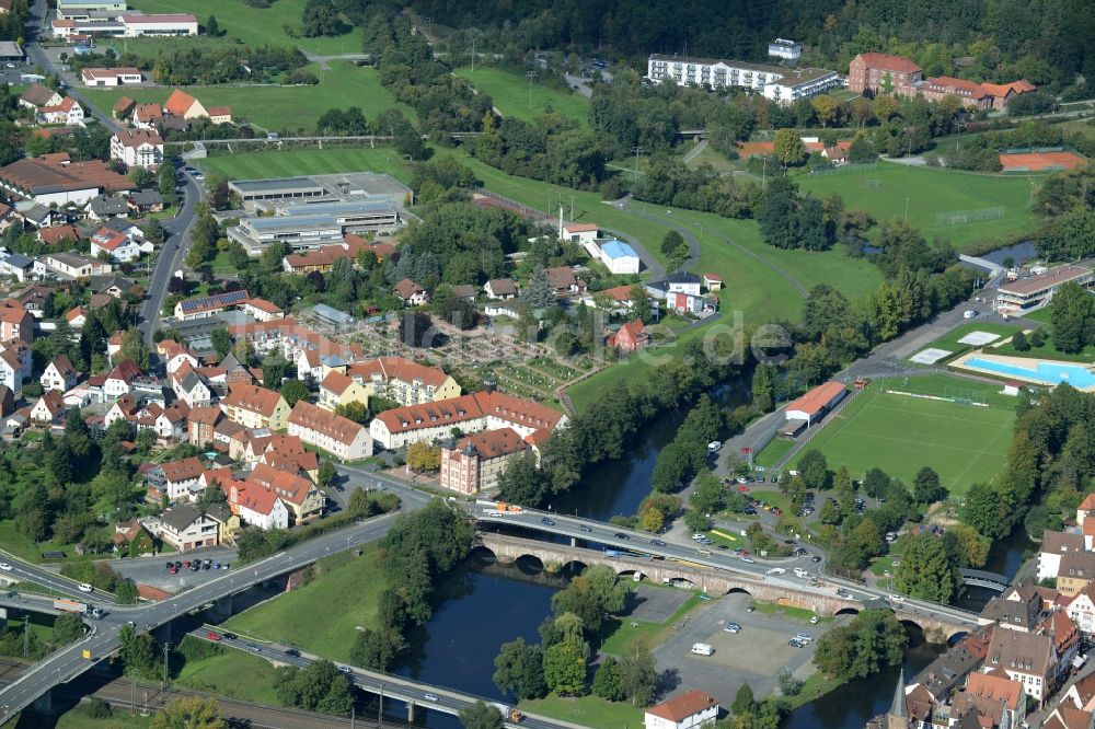 Gemünden von oben - Ortskern am Uferbereich des Verlaufes der Fränkischen Saale - Flußverlaufes in Gemünden im Bundesland Bayern