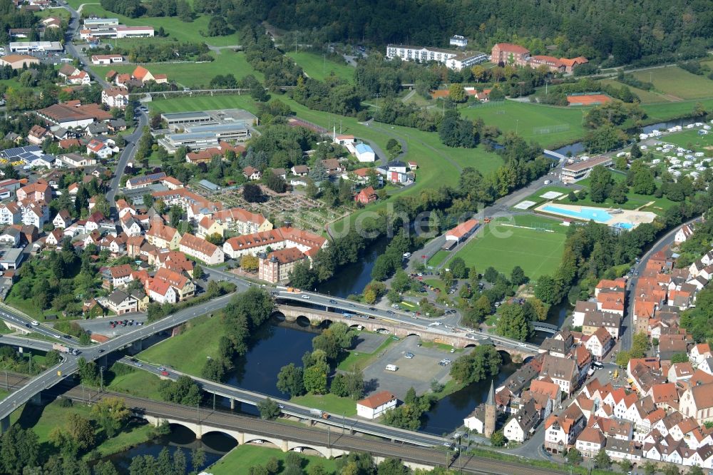 Gemünden aus der Vogelperspektive: Ortskern am Uferbereich des Verlaufes der Fränkischen Saale - Flußverlaufes in Gemünden im Bundesland Bayern