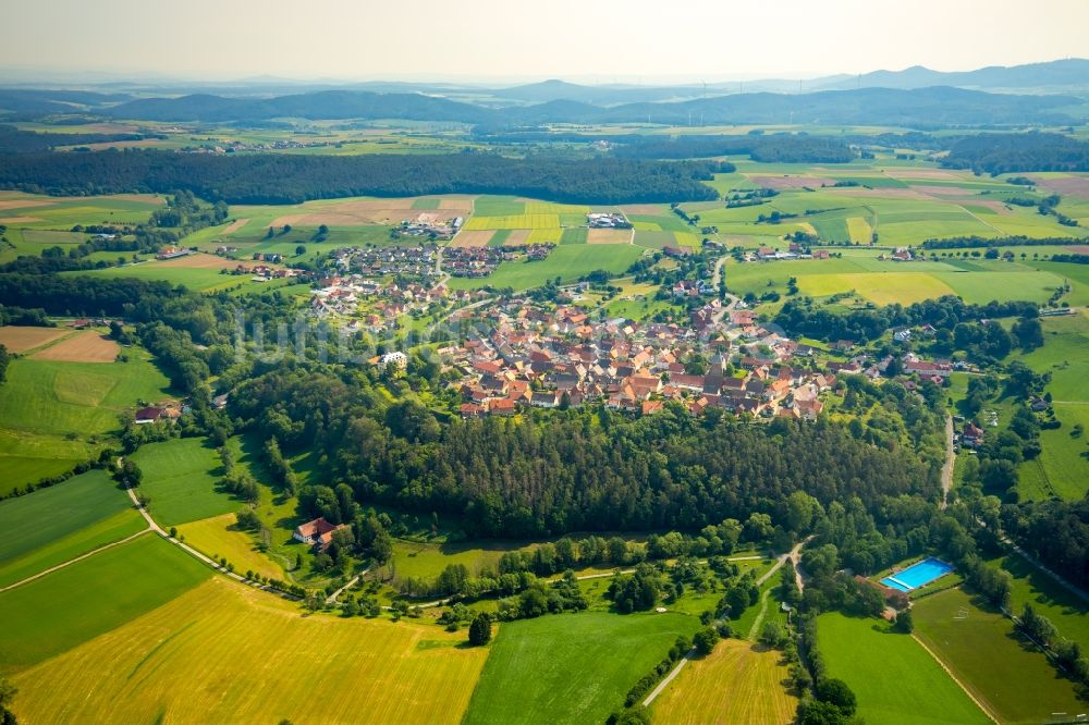 Landau von oben - Ortskern am Uferbereich des Watter - Flußverlaufes in Landau im Bundesland Hessen, Deutschland