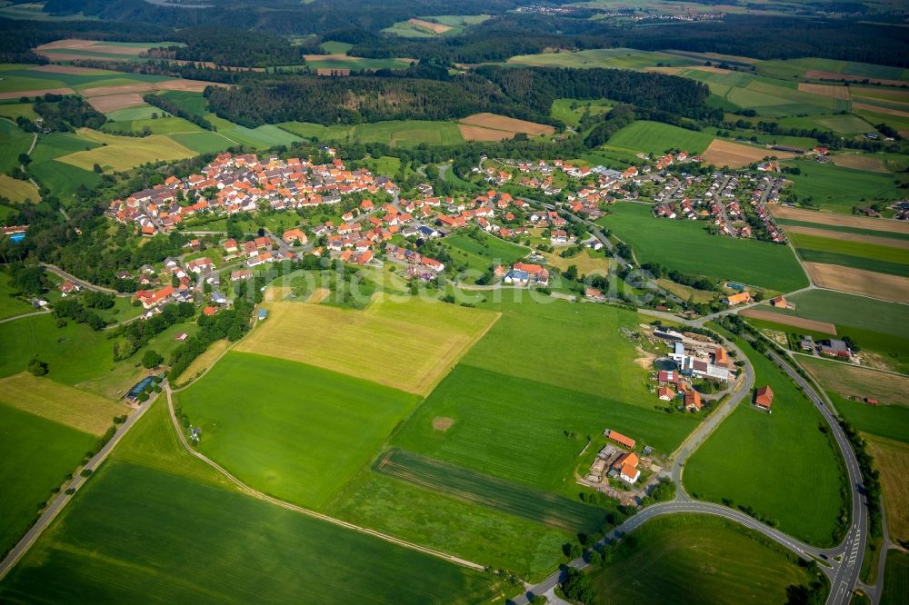 Landau von oben - Ortskern am Uferbereich des Watter - Flußverlaufes in Landau im Bundesland Hessen, Deutschland