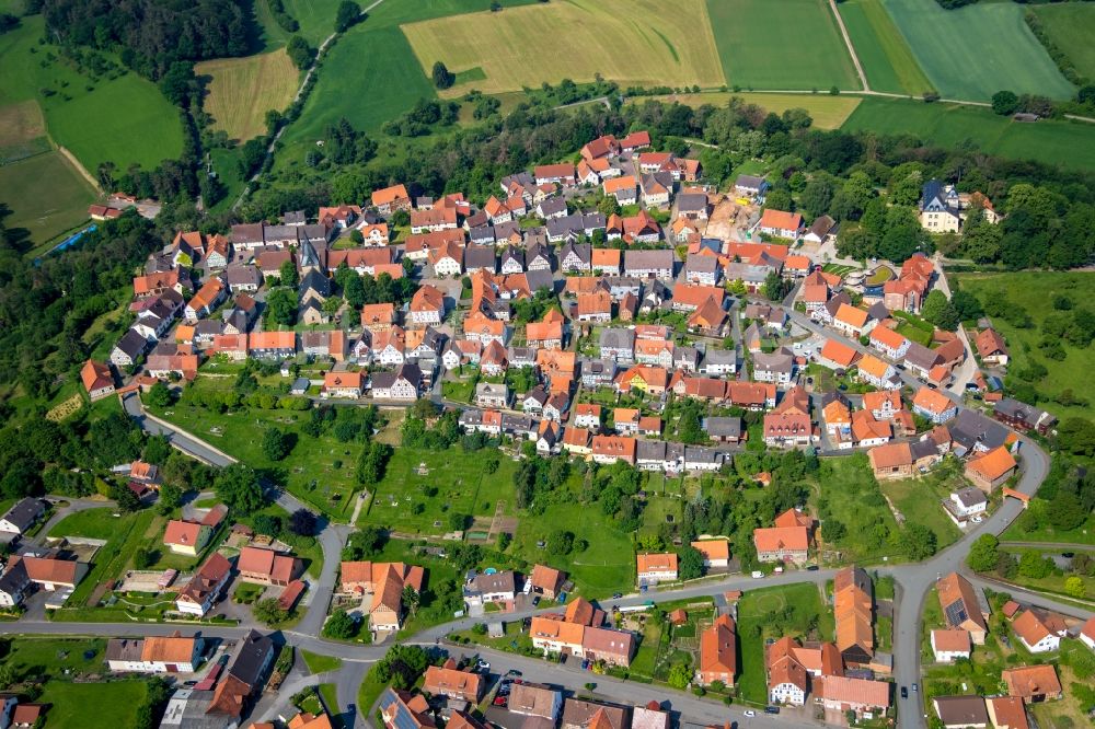 Landau von oben - Ortskern am Uferbereich des Watter - Flußverlaufes in Landau im Bundesland Hessen, Deutschland