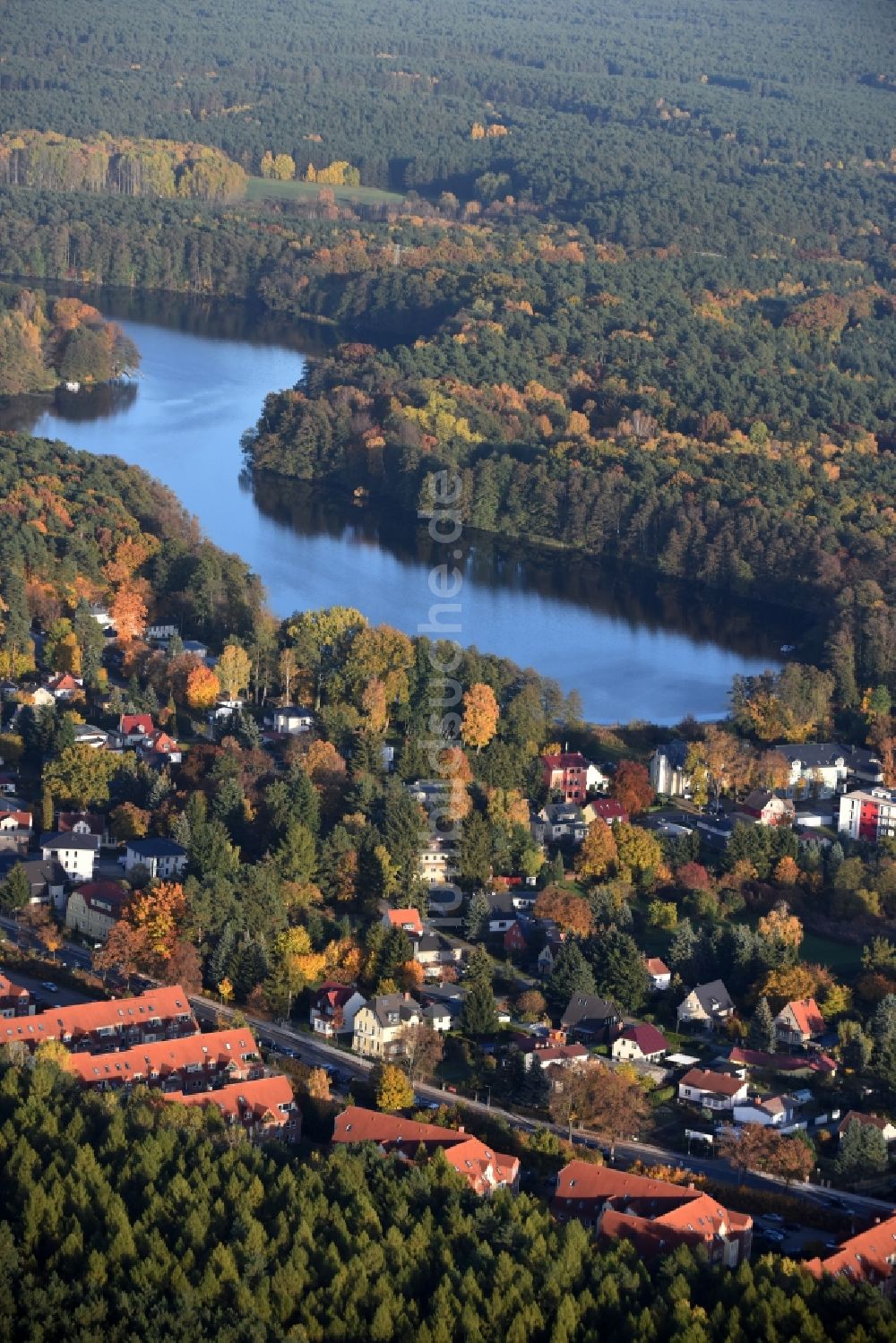 Luftaufnahme Grünheide (Mark) - Ortskern am Uferbereich des Werlsee Peetzsee in Grünheide (Mark) im Bundesland Brandenburg