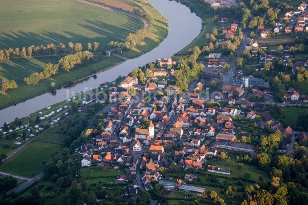 Polle von oben - Ortskern am Uferbereich des Weser - Flußverlaufes in Polle im Bundesland Niedersachsen, Deutschland