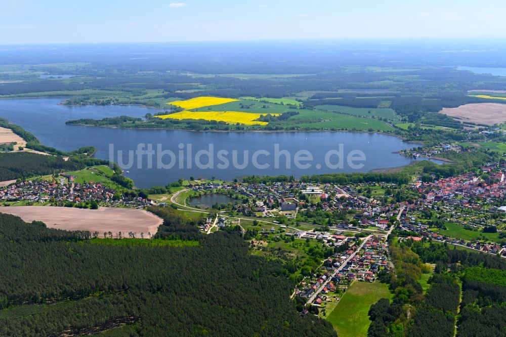 Luftaufnahme Wesenberg - Ortskern am Uferbereich des Woblitzsee in Wesenberg im Bundesland Mecklenburg-Vorpommern, Deutschland