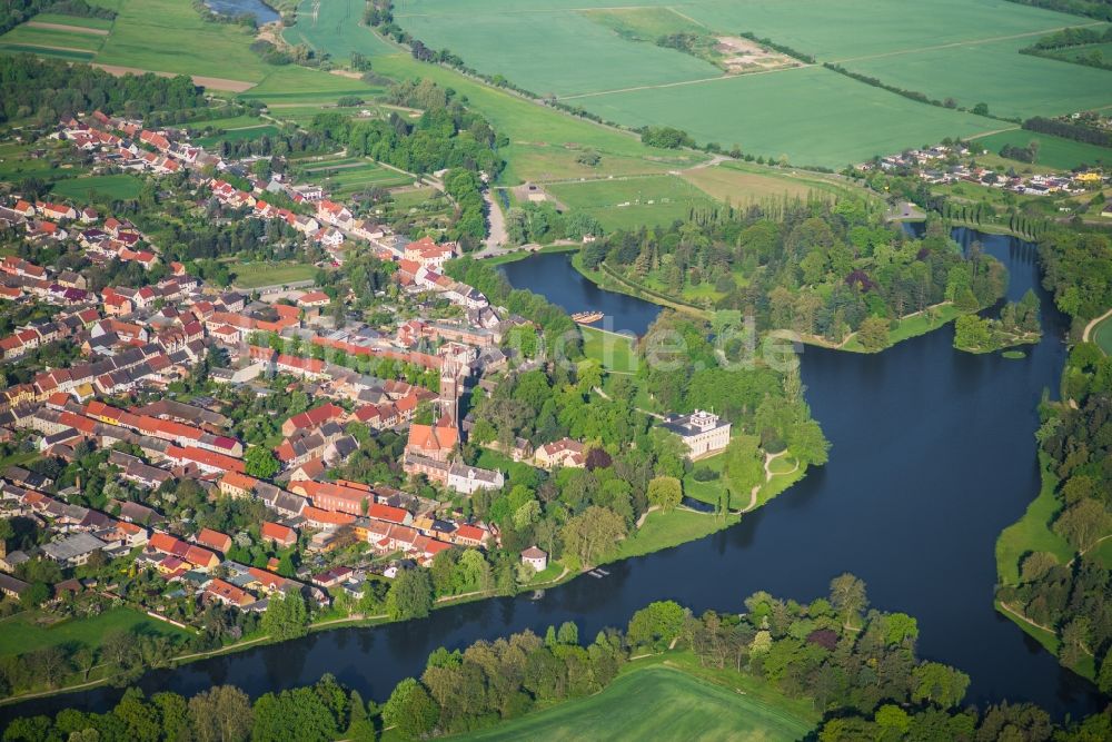 Oranienbaum-Wörlitz aus der Vogelperspektive: Ortskern am Uferbereich des Wörlitzer See in Oranienbaum-Wörlitz im Bundesland Sachsen-Anhalt, Deutschland