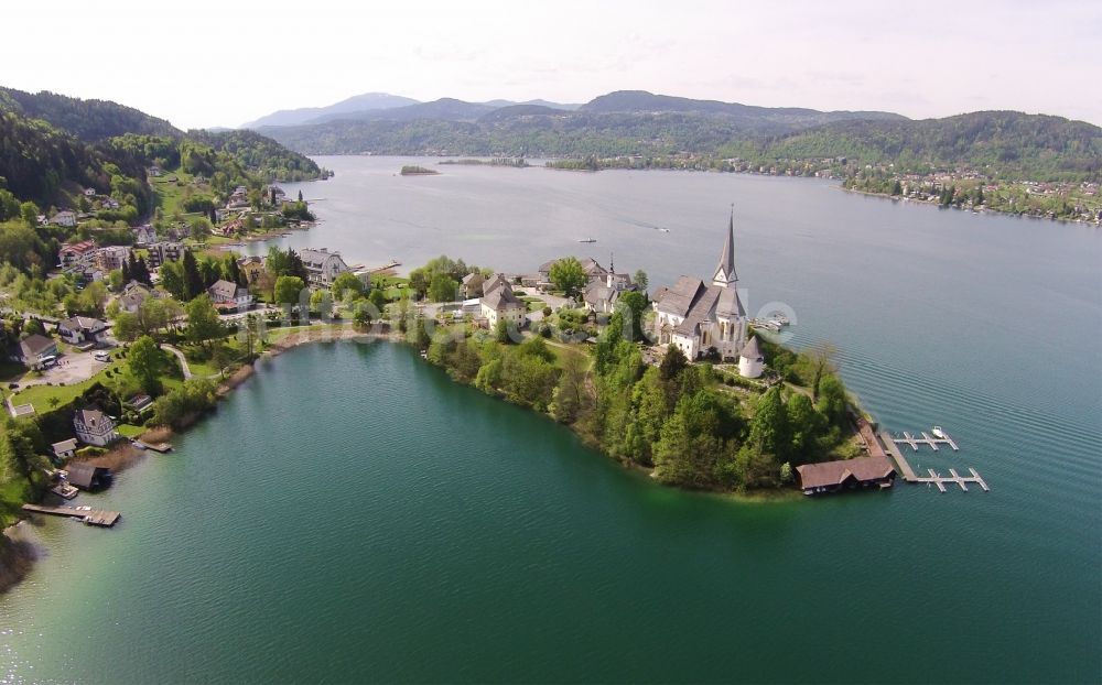 Maria Wörth von oben - Ortskern am Uferbereich des Wörthersee in Maria Wörth in Kärnten, Österreich