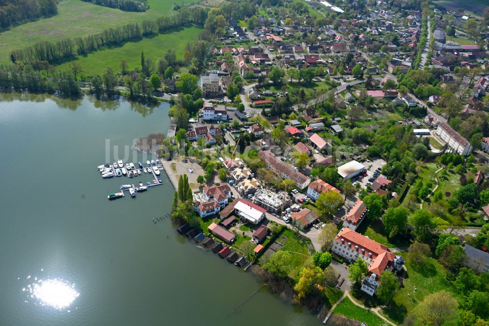 Luftaufnahme Wustrau - Ortskern am Uferbereich des Wustrauer See in Wustrau im Bundesland Brandenburg, Deutschland