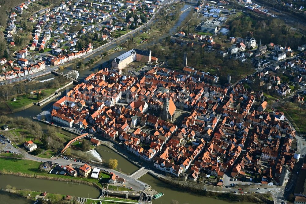 Hann. Münden aus der Vogelperspektive: Ortskern am Uferbereich des Zusammenfluss von Werra und Fulda zur Weser - Flußverlaufes in Hann. Münden im Bundesland Niedersachsen