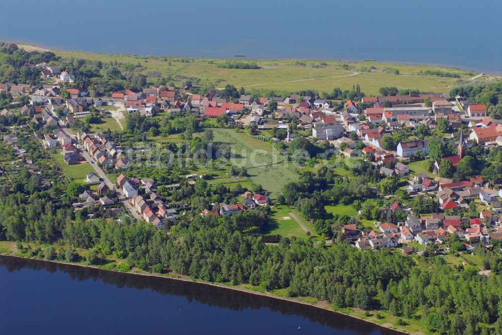 Luftaufnahme Alt Pouch - Ortskern am Uferbereich zwischen Muldestausee und Großer Goitzschesee in Alt Pouch im Bundesland Sachsen-Anhalt, Deutschland