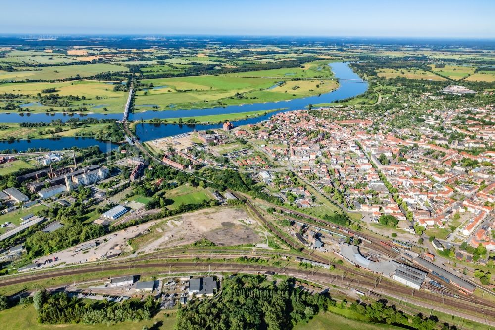 Wittenberge von oben - Ortskern Wittenberge am Uferbereich der Elbe im Bundesland Brandenburg, Deutschland