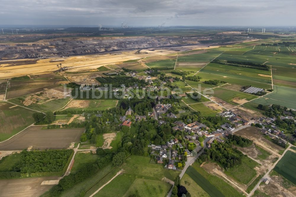 Erkelenz OT Borschmich von oben - Ortsteil Borschmich, aufgegebener Stadtteil von Erkelenz am Rande des Braunkohletagebaus Garzweiler I bei Erkelenz im Bundesland Nordrhein-Westfalen