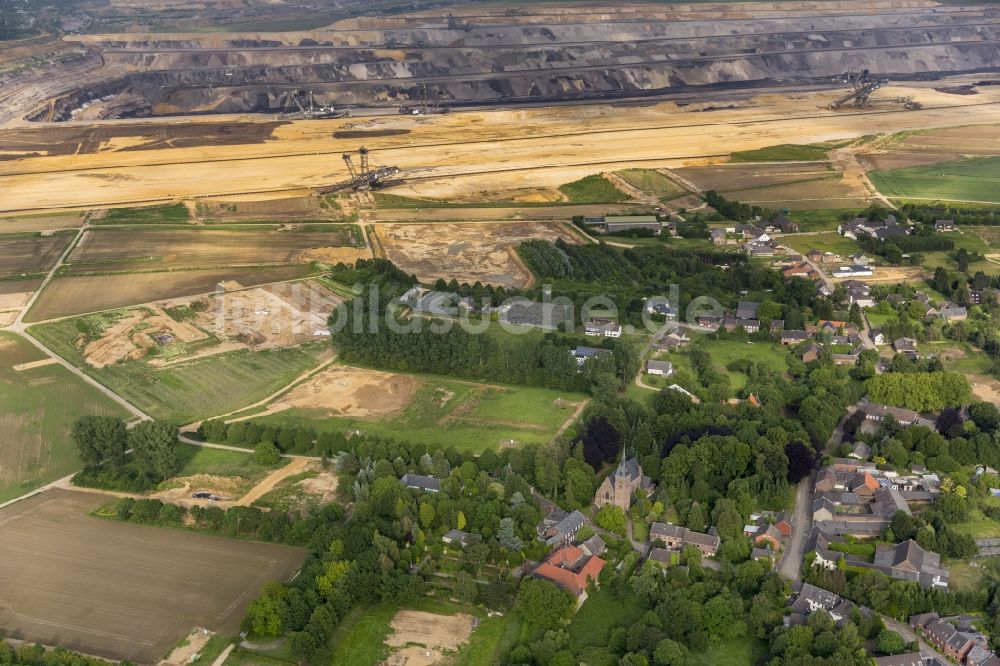 Erkelenz OT Borschmich aus der Vogelperspektive: Ortsteil Borschmich, aufgegebener Stadtteil von Erkelenz am Rande des Braunkohletagebaus Garzweiler I bei Erkelenz im Bundesland Nordrhein-Westfalen