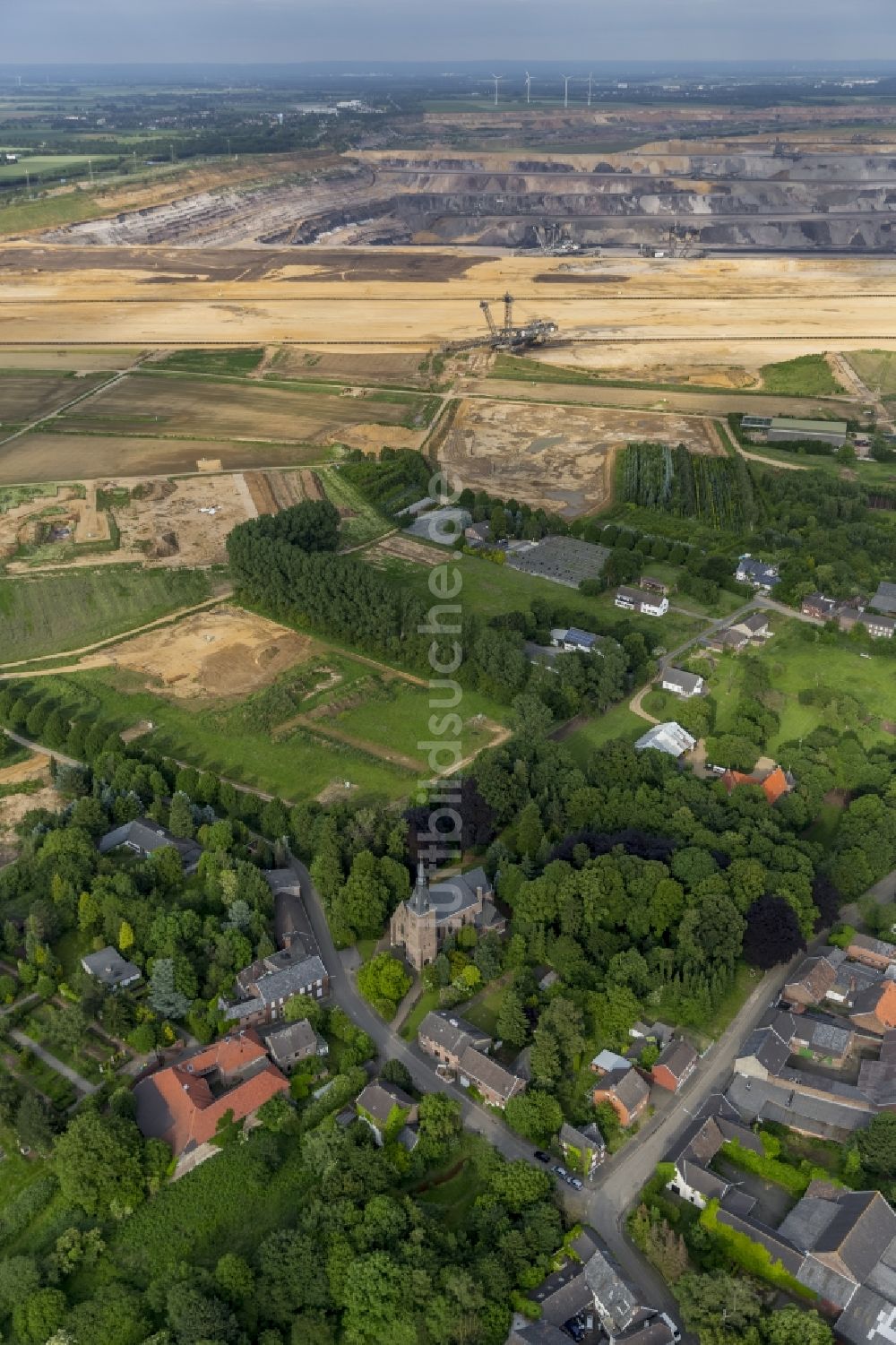 Luftaufnahme Erkelenz OT Borschmich - Ortsteil Borschmich, aufgegebener Stadtteil von Erkelenz am Rande des Braunkohletagebaus Garzweiler I bei Erkelenz im Bundesland Nordrhein-Westfalen