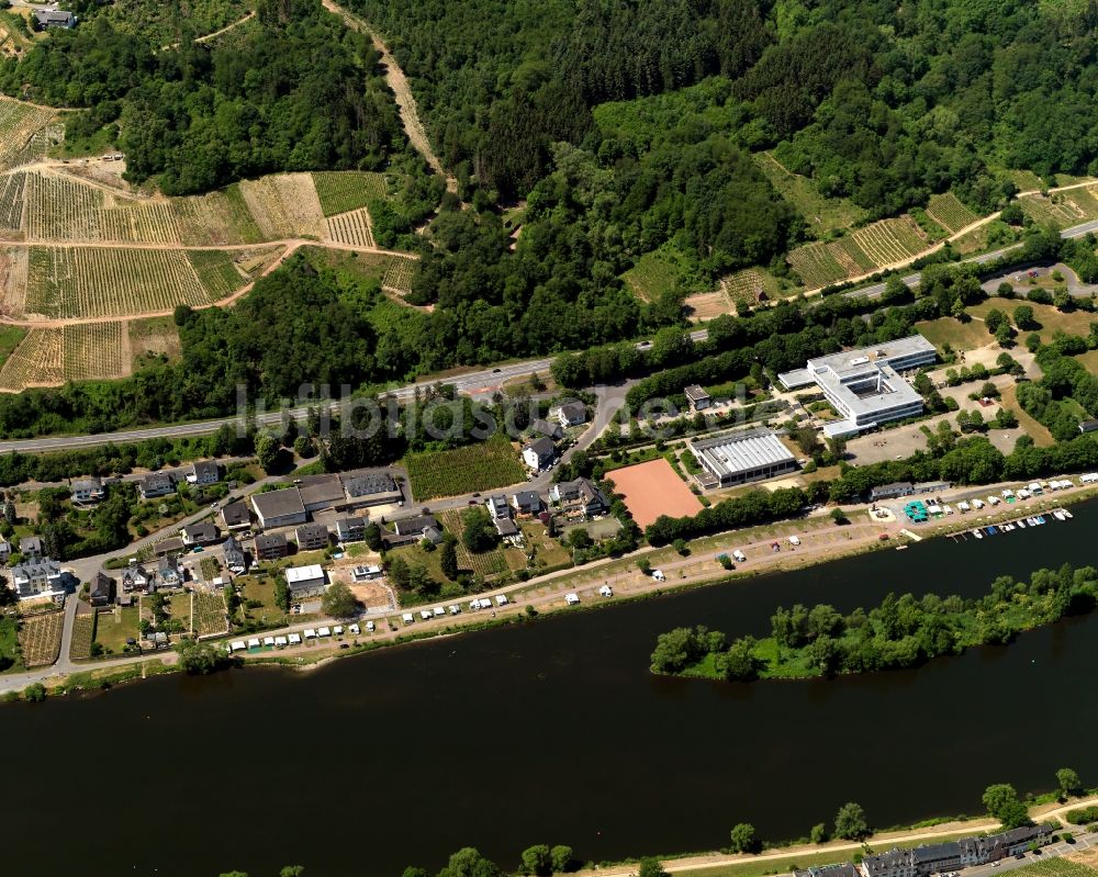 Zell (Mosel) Kaimt von oben - Ortsteil Kaimt am Ufer des Flussverlaufes der Mosel in Zell (Mosel) im Bundesland Rheinland-Pfalz