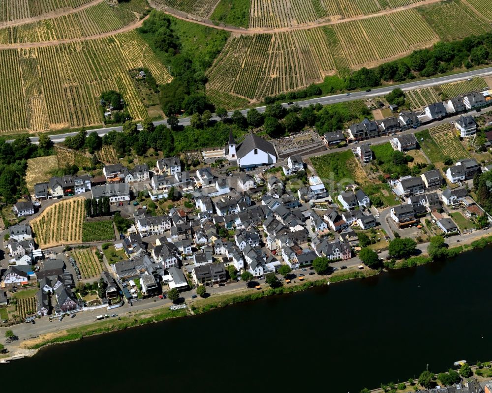 Zell (Mosel) Kaimt aus der Vogelperspektive: Ortsteil Kaimt am Ufer des Flussverlaufes der Mosel in Zell (Mosel) im Bundesland Rheinland-Pfalz