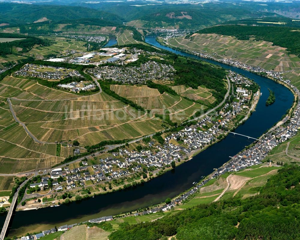 Zell (Mosel) Kaimt von oben - Ortsteil Kaimt am Ufer des Flussverlaufes der Mosel in Zell (Mosel) im Bundesland Rheinland-Pfalz