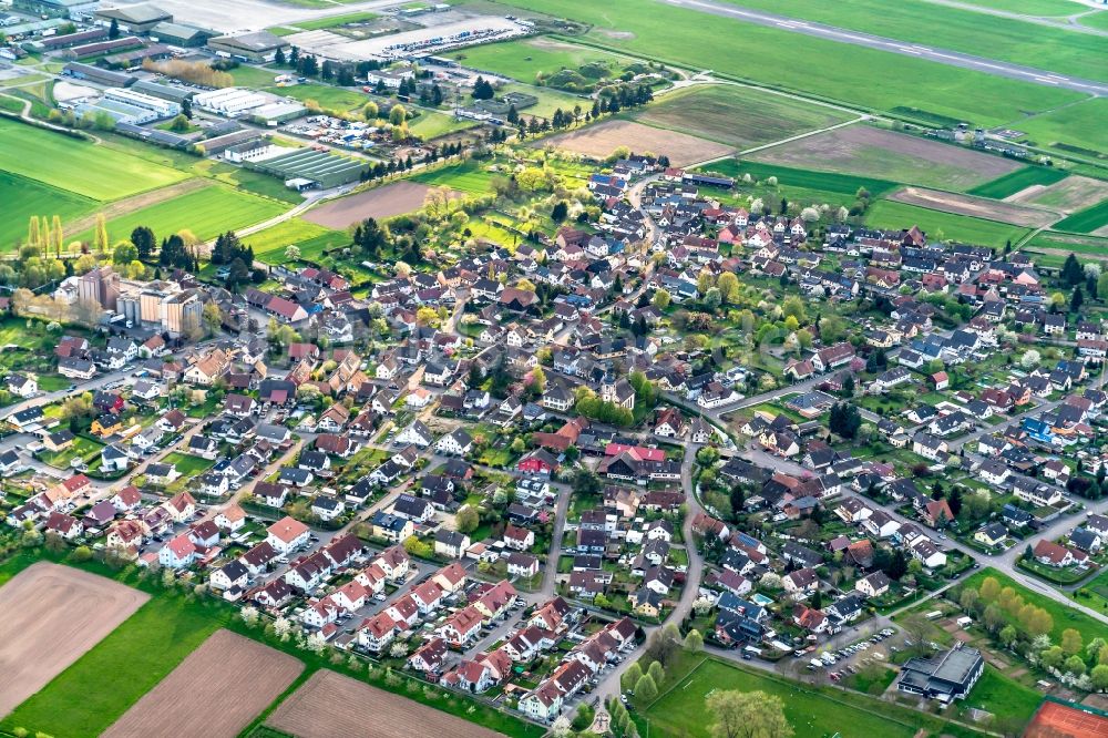 Lahr/Schwarzwald von oben - Ortsteil Kürzel direkt am Flughafen in Lahr/Schwarzwald im Bundesland Baden-Württemberg, Deutschland