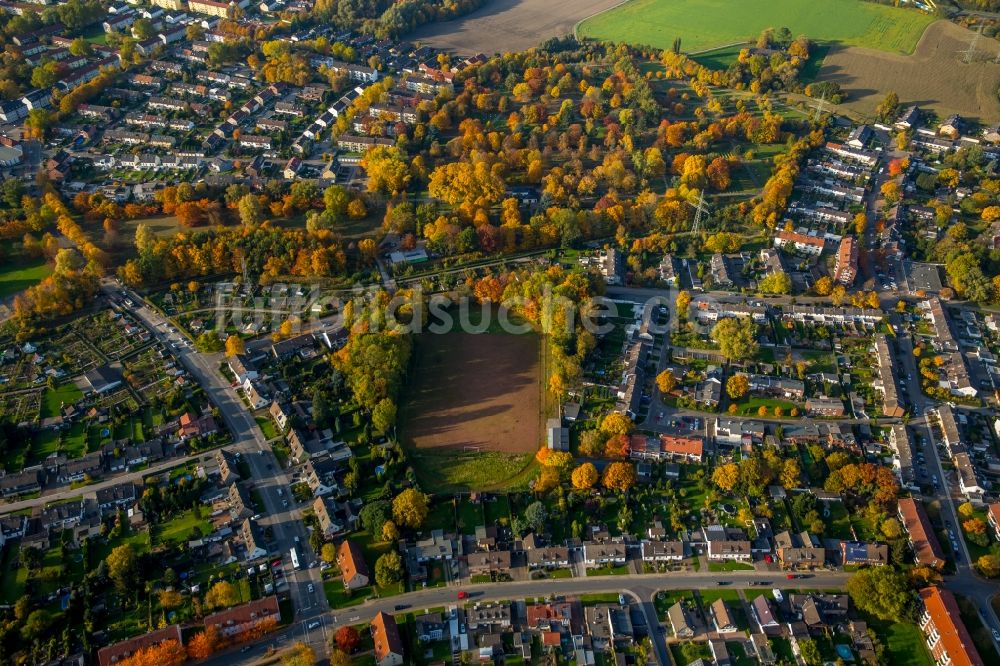 Brauck von oben - Ortsteilansicht eines herbstlichen Wohngebietes um einen Sportplatz in Brauck im Bundesland Nordrhein-Westfalen