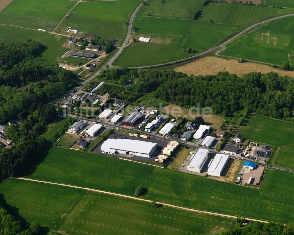 Dreikirchen aus der Vogelperspektive: Ortsteilansicht des Industriegebietes Am Mühlenweg in der Ortsgemeinde Dreikirchen im Bundesland Rheinland-Pfalz