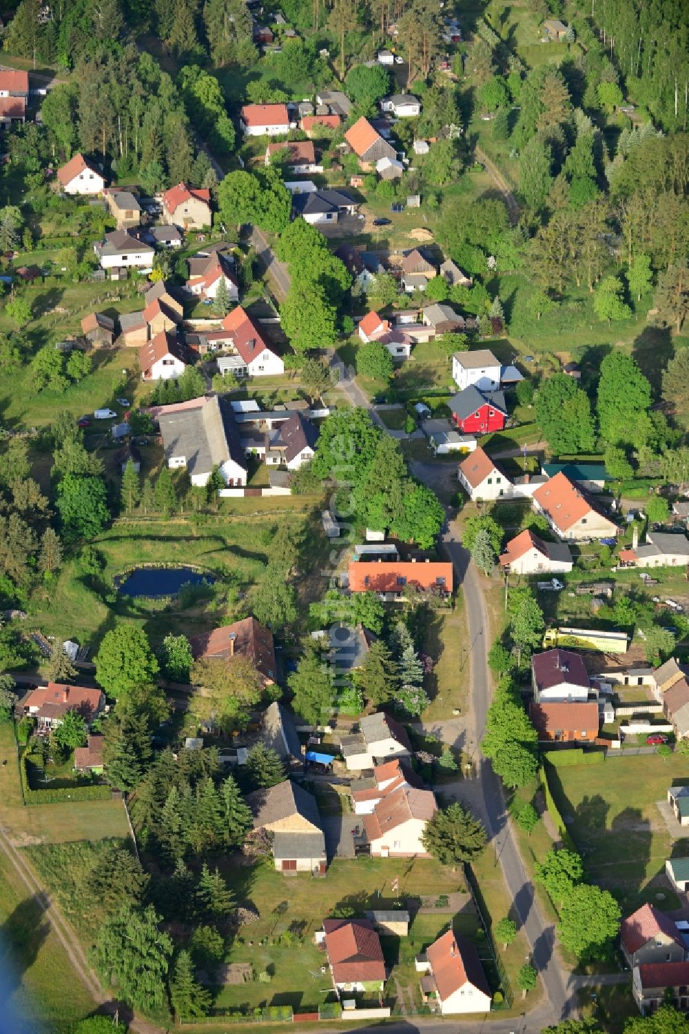 Löwenberger Land von oben - Ortsteilansicht von Linde in der Gemeinde Löwenberger Land im Bundesland Brandenburg