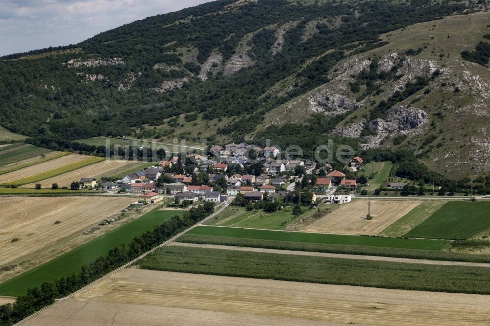 Hundsheim aus der Vogelperspektive: Ortsteilansicht von Neue Siedlung am Fuße des Hundsheimer Berges in Hundsheim in Niederösterreich, Österreich