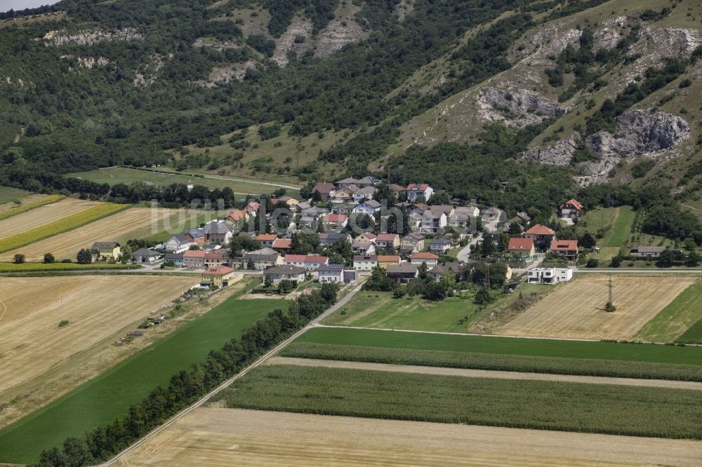 Luftbild Hundsheim - Ortsteilansicht von Neue Siedlung am Fuße des Hundsheimer Berges in Hundsheim in Niederösterreich, Österreich