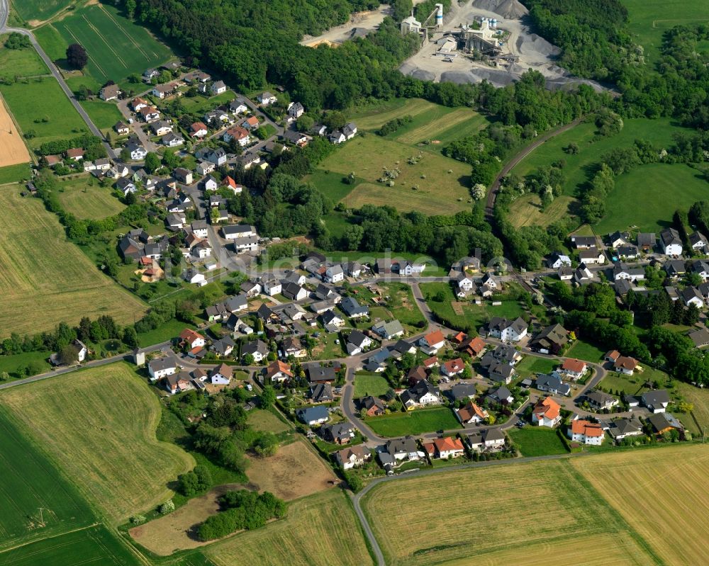 Dreikirchen von oben - Ortsteilansicht von Oberhausen in der Ortsgemeinde Dreikirchen im Bundesland Rheinland-Pfalz