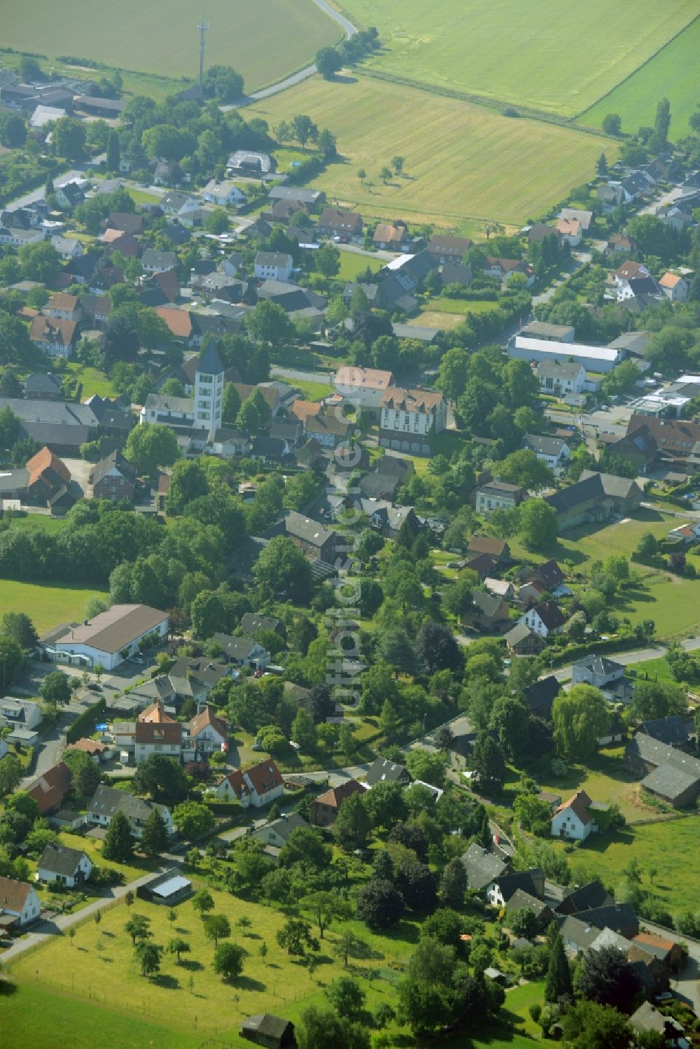 Soest von oben - Ortsteilansicht des Ortsteils Ostönnen im Westen des Stadtgebietes von Soest im Bundesland Nordrhein-Westfalen