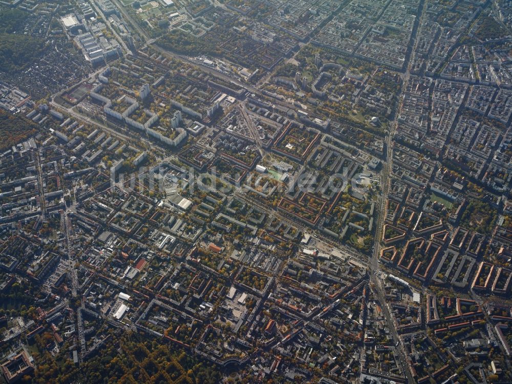 Luftaufnahme Berlin - Ortsteilansicht von Prenzlauer Berg an der Kreuzung Prenzlauer Allee, Ostseestraße und Wisbyer Straße im Bezirk Pankow in Berlin