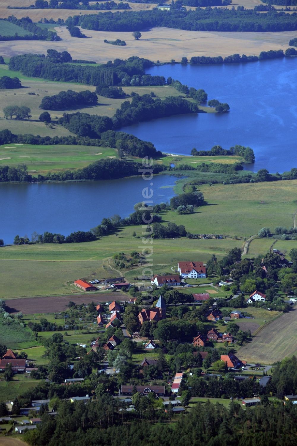 Luftbild Kuchelmiß - Ortsteilansicht von Serrahn und Krakower Seenlandschaft in der Gemeinde Kuchelmiß im Bundesland Mecklenburg-Vorpommern