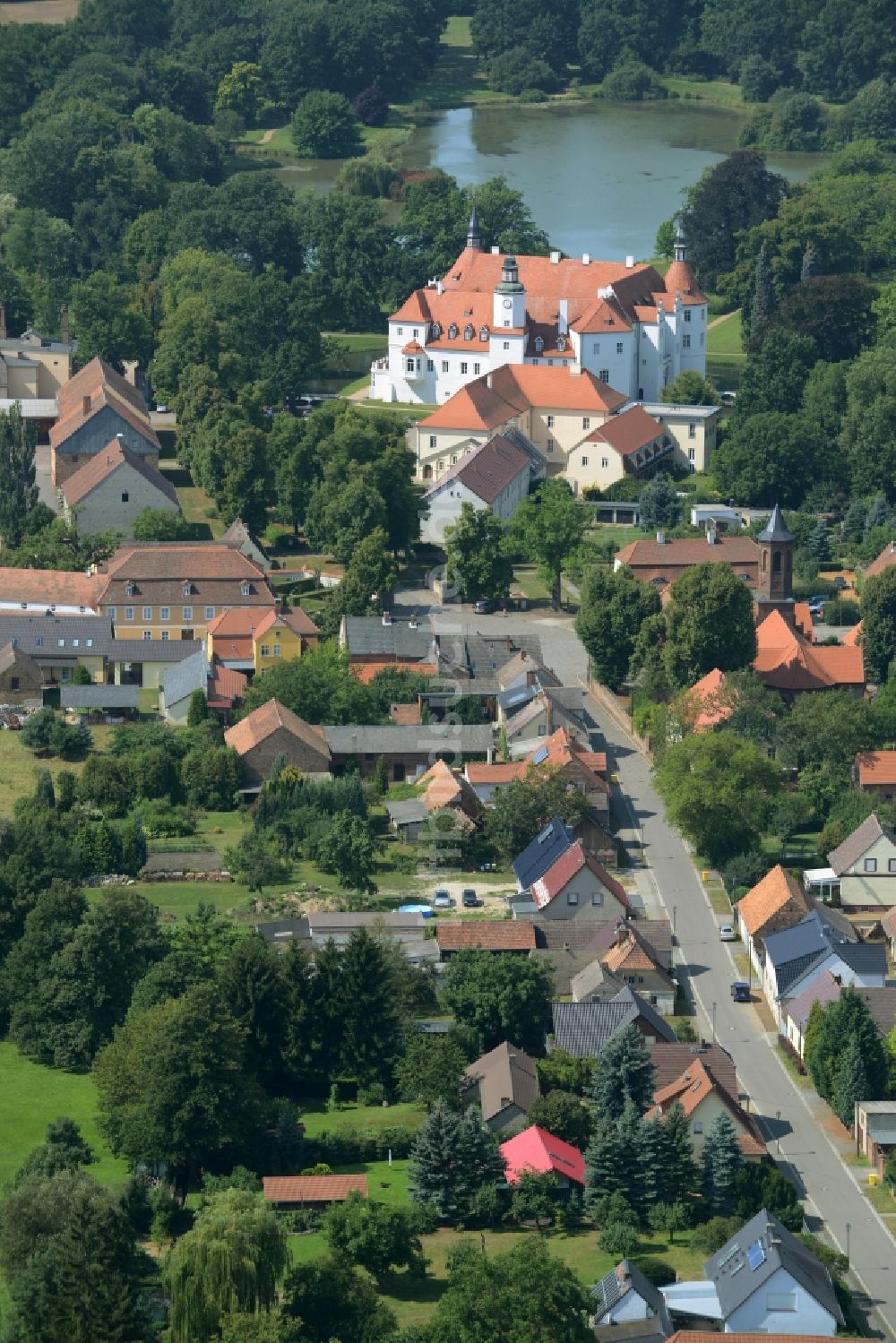 Luftaufnahme Luckau - Ortsteilansicht und Wasserschloß Schloss- Hotel Fürstlich Drehna in Luckau / OT Fürstlich Drehna im Bundesland Brandenburg