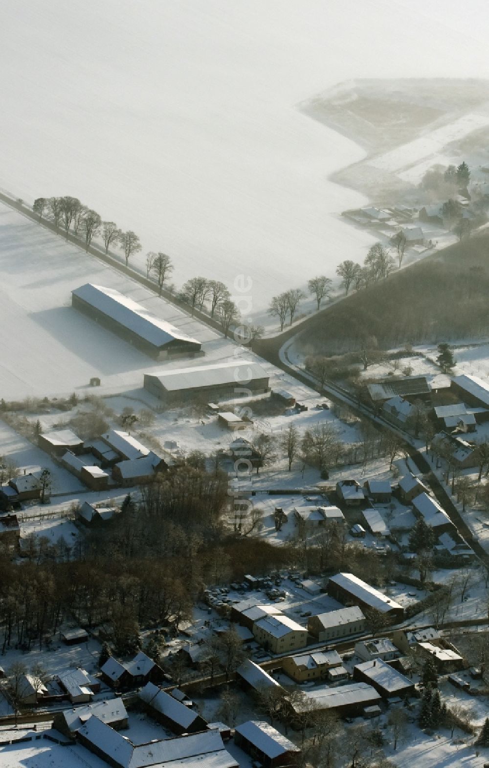 Altlandsberg von oben - Ortsteilansicht des winterlich verschneiten Dorfes Wegendorf in Altlandsberg im Bundesland Brandenburg