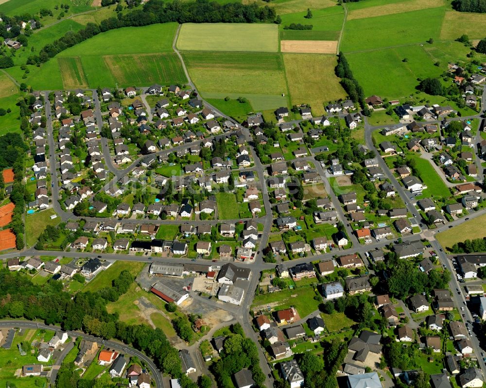 Asbach aus der Vogelperspektive: Ortsteilansicht eines Wohngebietes im Nordwesten der Ortsgemeinde Asbach im Bundesland Rheinland-Pfalz