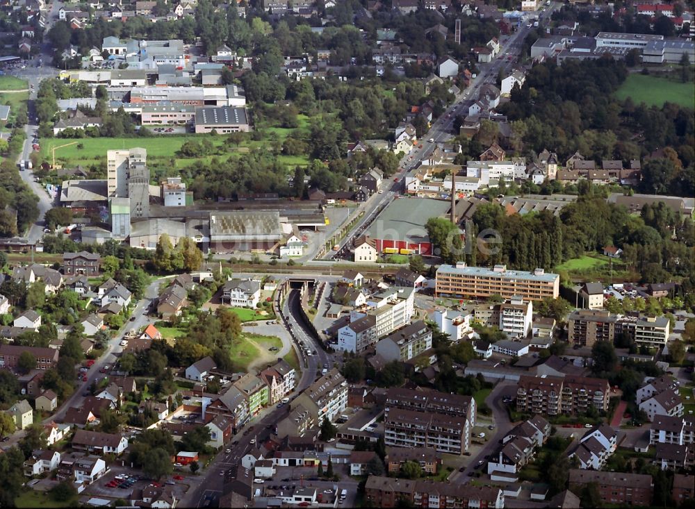 Luftaufnahme Langenfeld - Ortsteile Immigrath und Rath entlang der Bahnlinie in Langenfeld im Bundesland Nordrhein-Westfalen