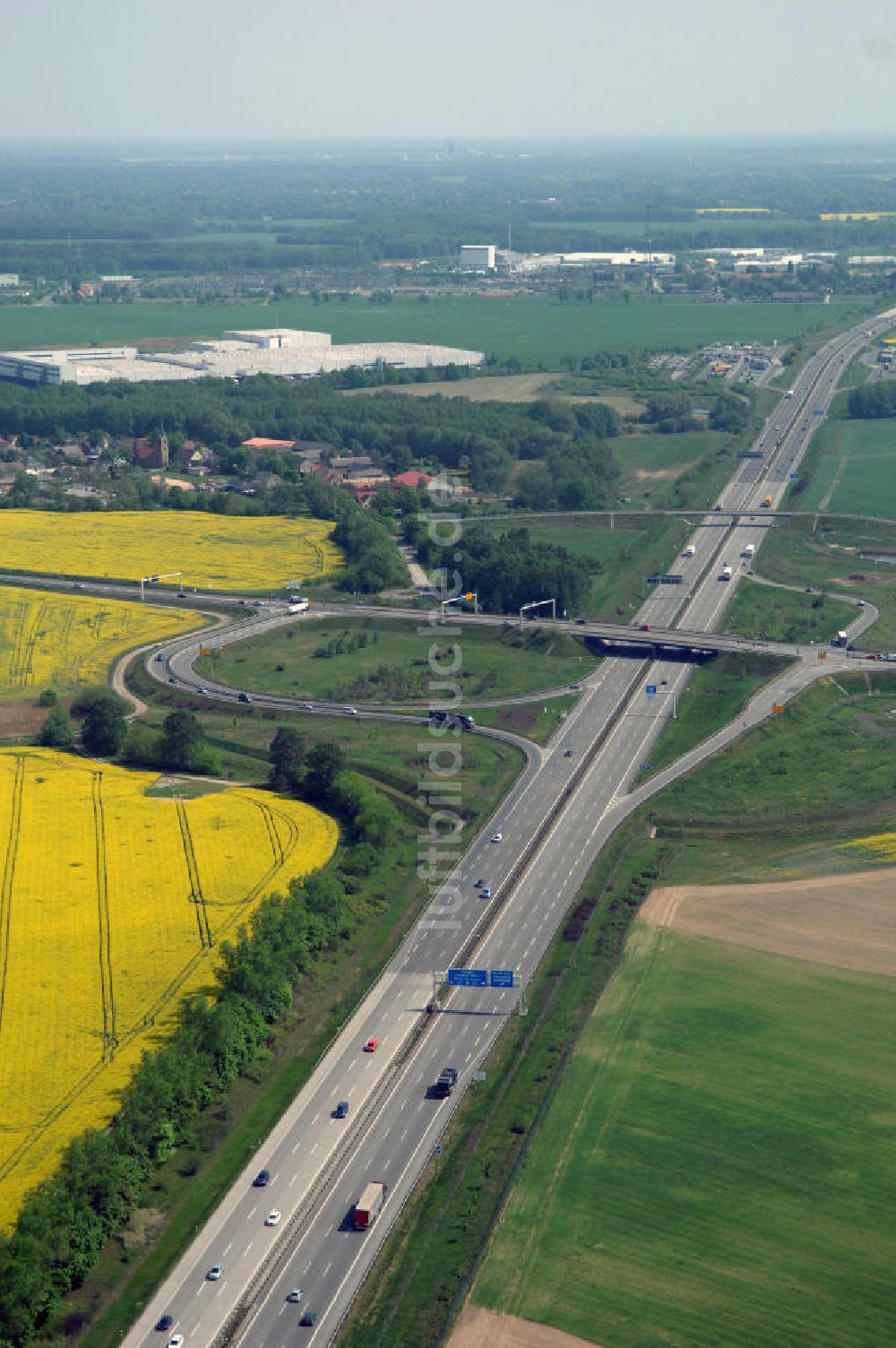 ALTLANDSBERG von oben - Ortsumgehung Landesstrasse L 33 südwestlich von Altlandsberg bis zum östlichen Berliner Ring