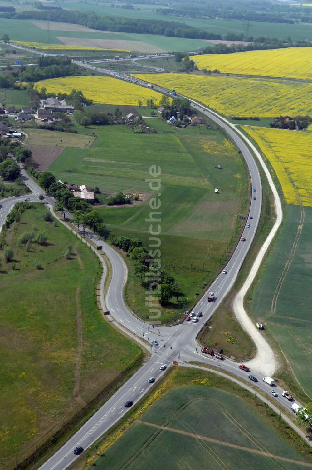 ALTLANDSBERG aus der Vogelperspektive: Ortsumgehung Landesstrasse L 33 südwestlich von Altlandsberg bis zum östlichen Berliner Ring