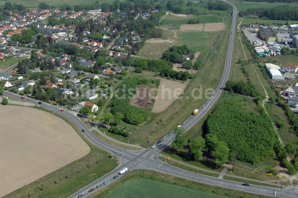 ALTLANDSBERG aus der Vogelperspektive: Ortsumgehung Landesstrasse L 33 südwestlich von Altlandsberg bis zum östlichen Berliner Ring