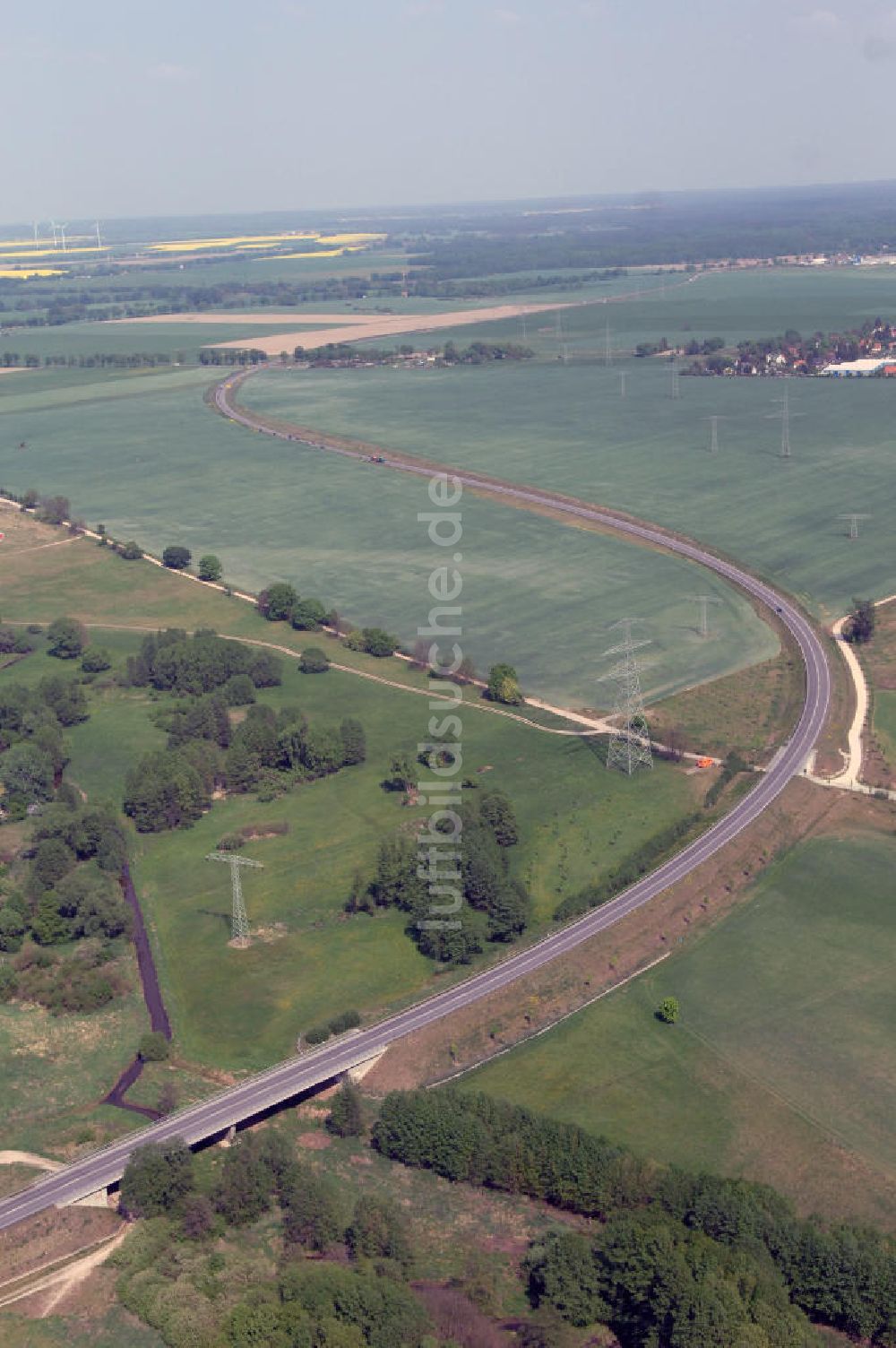 ALTLANDSBERG aus der Vogelperspektive: Ortsumgehung Landesstrasse L 33 südwestlich von Altlandsberg bis zum östlichen Berliner Ring