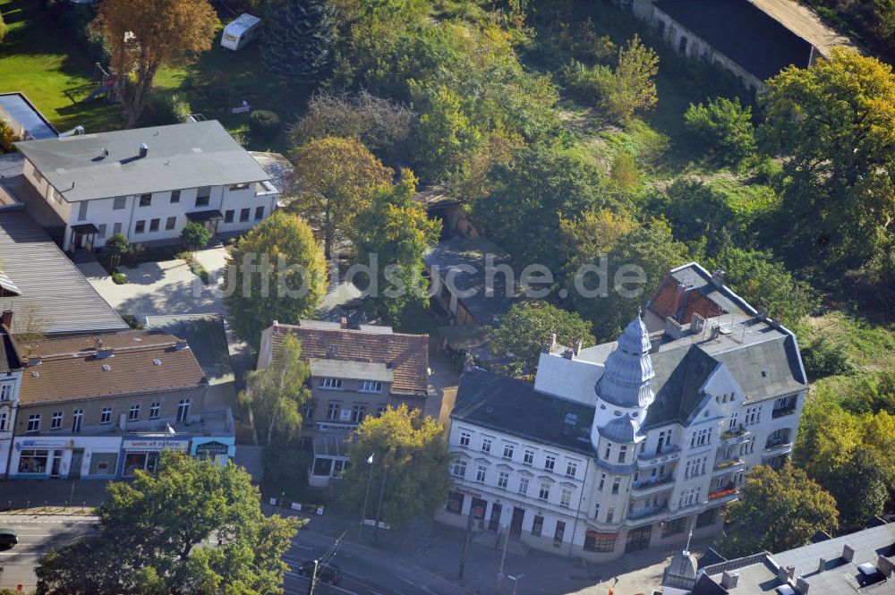 Luftaufnahme Berlin - Osietzkyplatz in Niederschönhausen in Berliner Stadtteil Pankow mit dem barocken Schlossgarten Orangeriepark