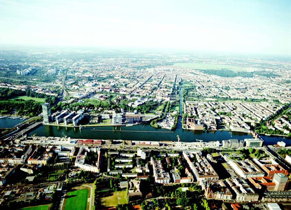 Berlin - Friedrichshain aus der Vogelperspektive: Osthafen der BEHALA an der Spree in Berlin - Friedrichshain an der Grenze zu Kreuzberg und Treptow.