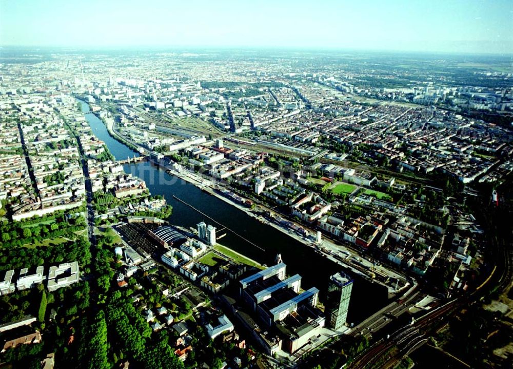 Berlin - Friedrichshain aus der Vogelperspektive: Osthafen der BEHALA an der Spree in Berlin - Friedrichshain an der Grenze zu Kreuzberg und Treptow.