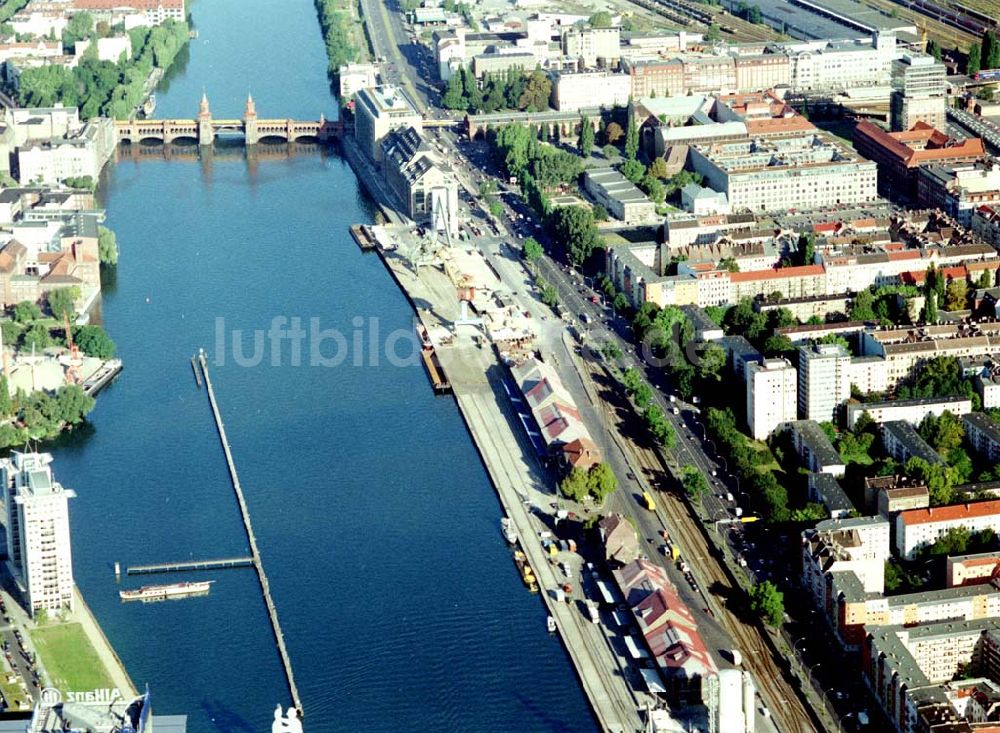 Berlin - Friedrichshain aus der Vogelperspektive: Osthafen der BEHALA an der Spree in Berlin - Friedrichshain an der Grenze zu Kreuzberg und Treptow.