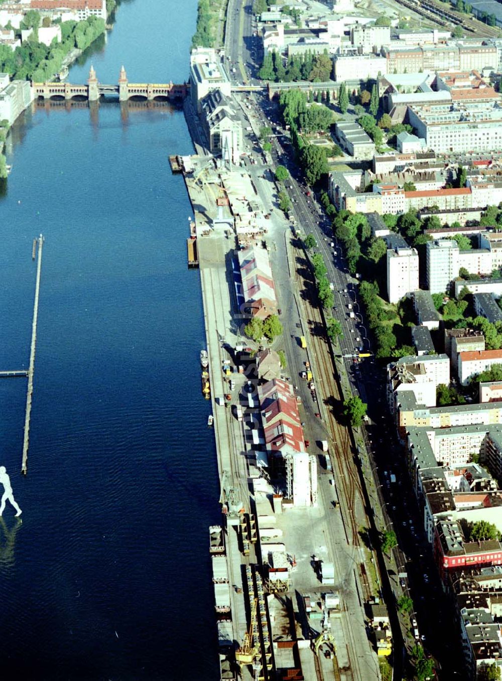 Luftbild Berlin - Friedrichshain - Osthafen der BEHALA an der Spree in Berlin - Friedrichshain an der Grenze zu Kreuzberg und Treptow.