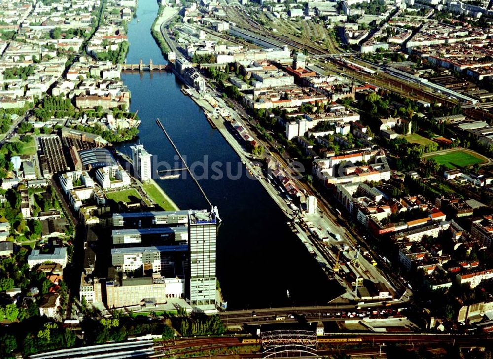 Berlin - Friedrichshain aus der Vogelperspektive: Osthafen der BEHALA an der Spree in Berlin - Friedrichshain an der Grenze zu Kreuzberg und Treptow.