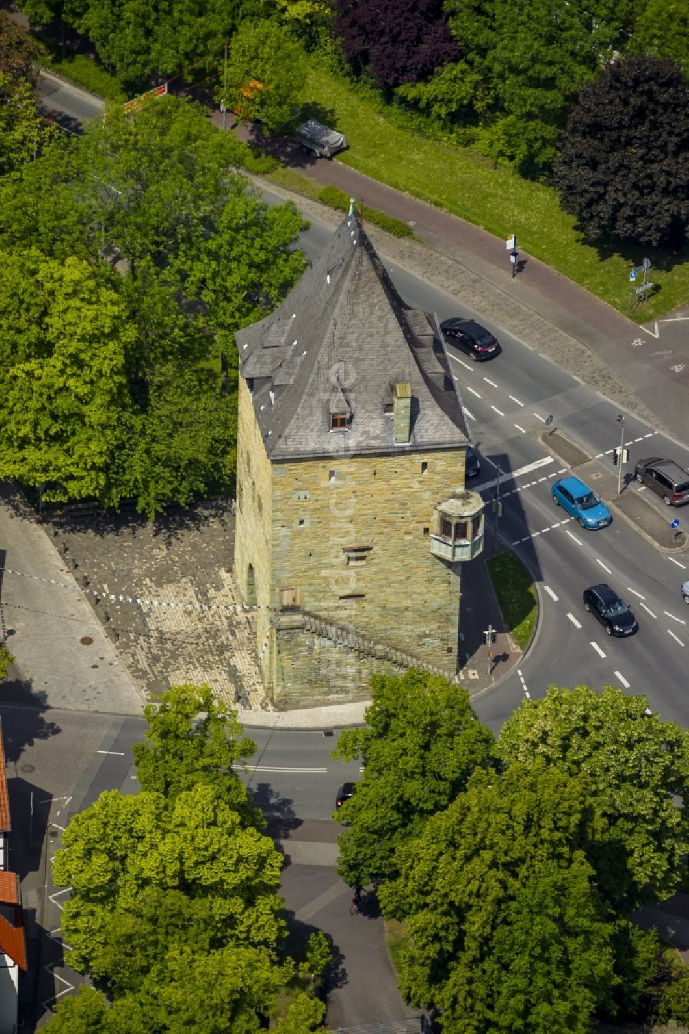 Soest aus der Vogelperspektive: Osthofentor an der alten Stadtmauer im Zentrum der Altstadt in Soest im Bundesland Nordrhein-Westfalen