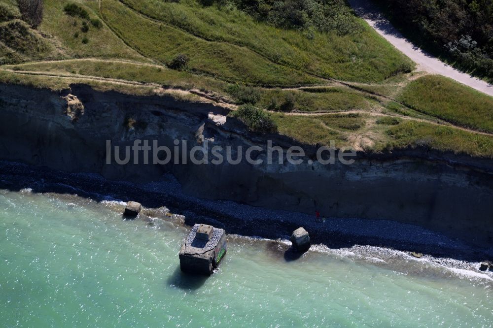 Luftaufnahme Wustrow - Ostsee- Küsten- Landschaft an der Steilküste der Ruinen der alten Bunker- Anlage in Wustrow im Bundesland Mecklenburg-Vorpommern