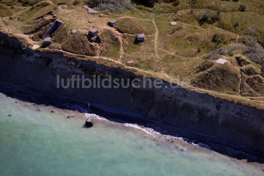 Wustrow von oben - Ostsee- Küsten- Landschaft an der Steilküste der Ruinen der alten Bunker- Anlage in Wustrow im Bundesland Mecklenburg-Vorpommern