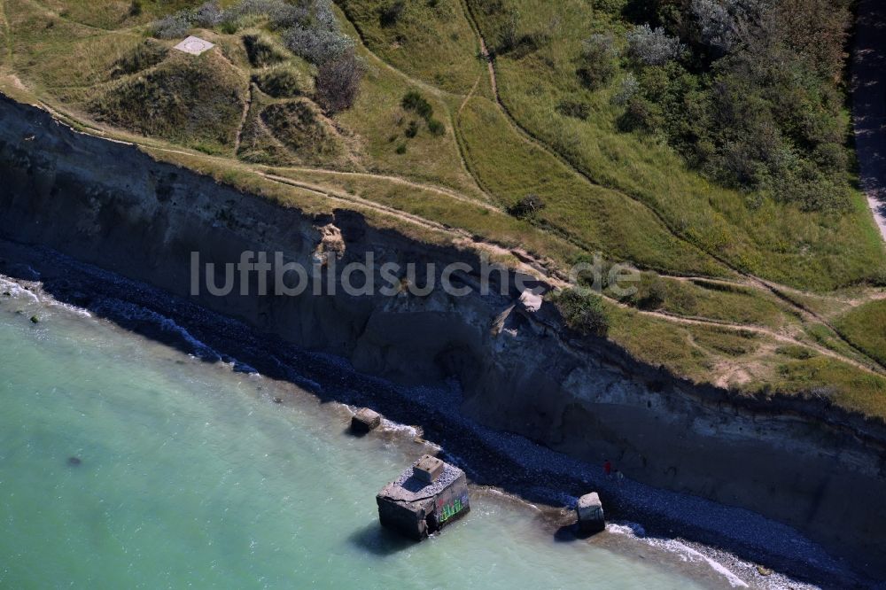 Wustrow aus der Vogelperspektive: Ostsee- Küsten- Landschaft an der Steilküste der Ruinen der alten Bunker- Anlage in Wustrow im Bundesland Mecklenburg-Vorpommern