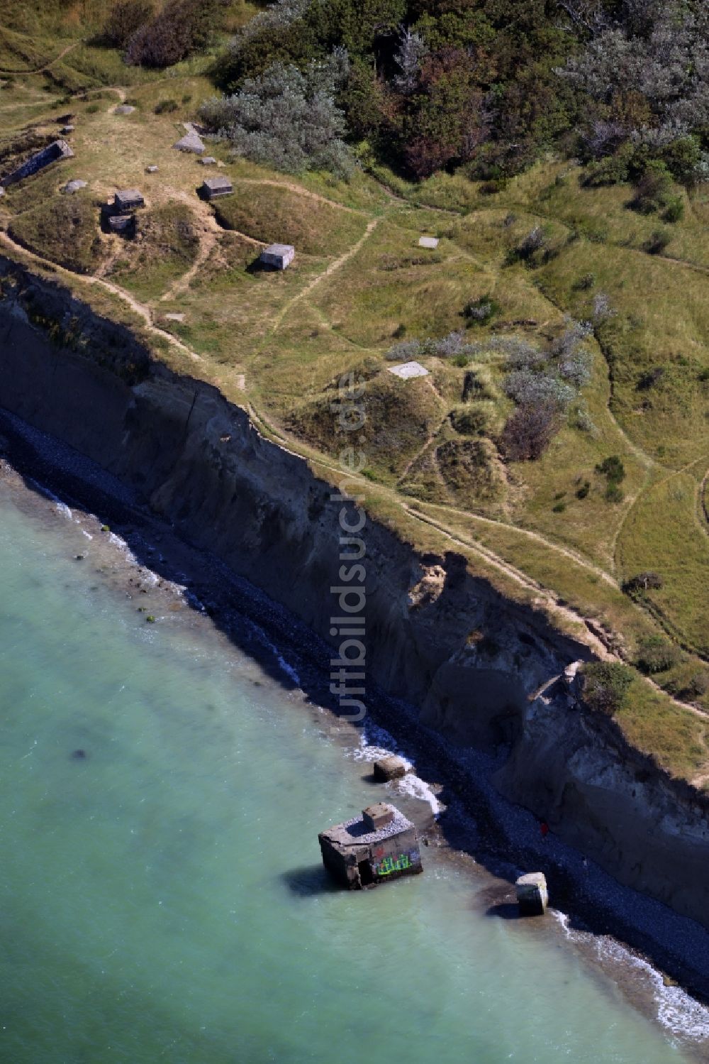 Luftbild Wustrow - Ostsee- Küsten- Landschaft an der Steilküste der Ruinen der alten Bunker- Anlage in Wustrow im Bundesland Mecklenburg-Vorpommern