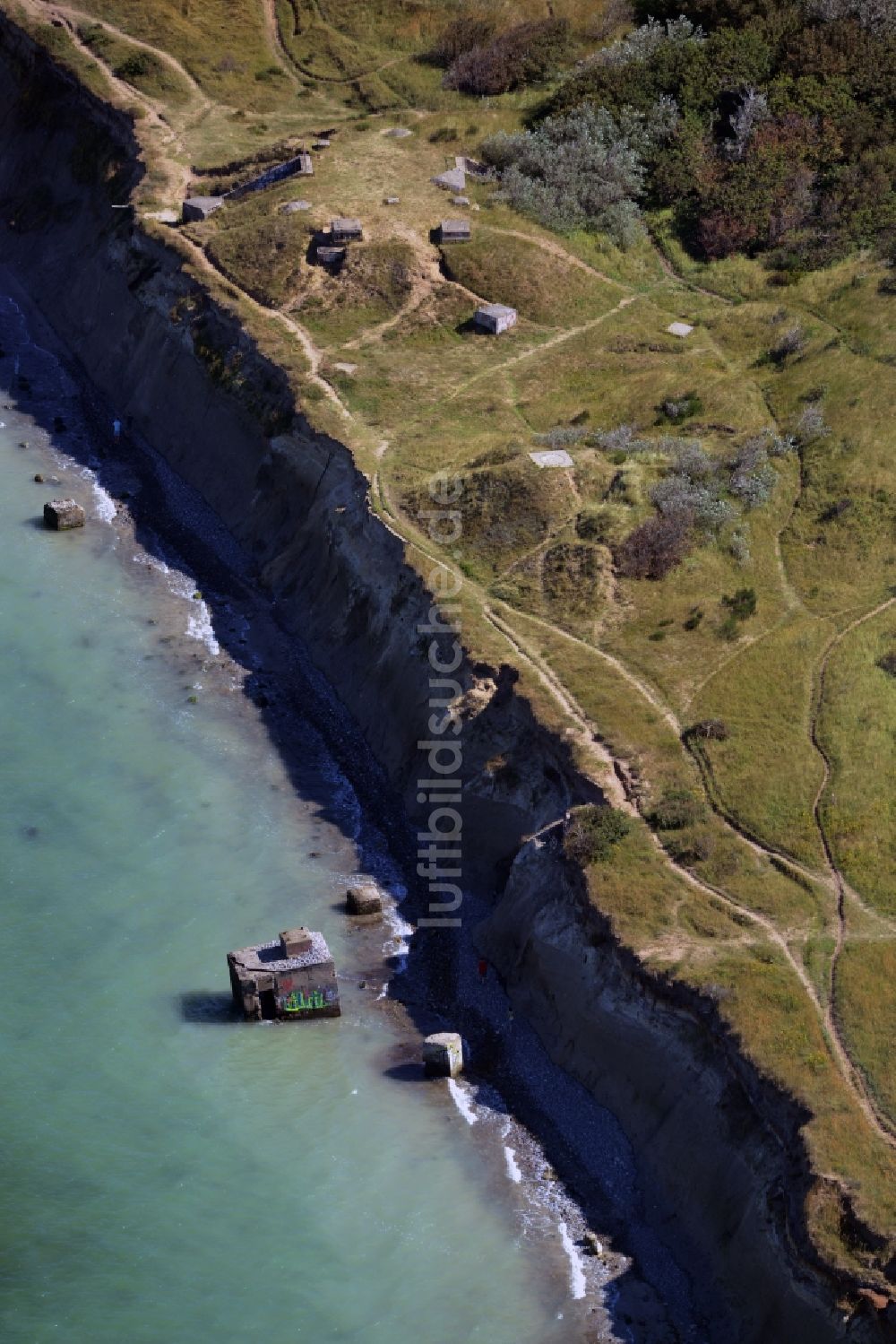 Luftbild Wustrow - Ostsee- Küsten- Landschaft an der Steilküste der Ruinen der alten Bunker- Anlage in Wustrow im Bundesland Mecklenburg-Vorpommern